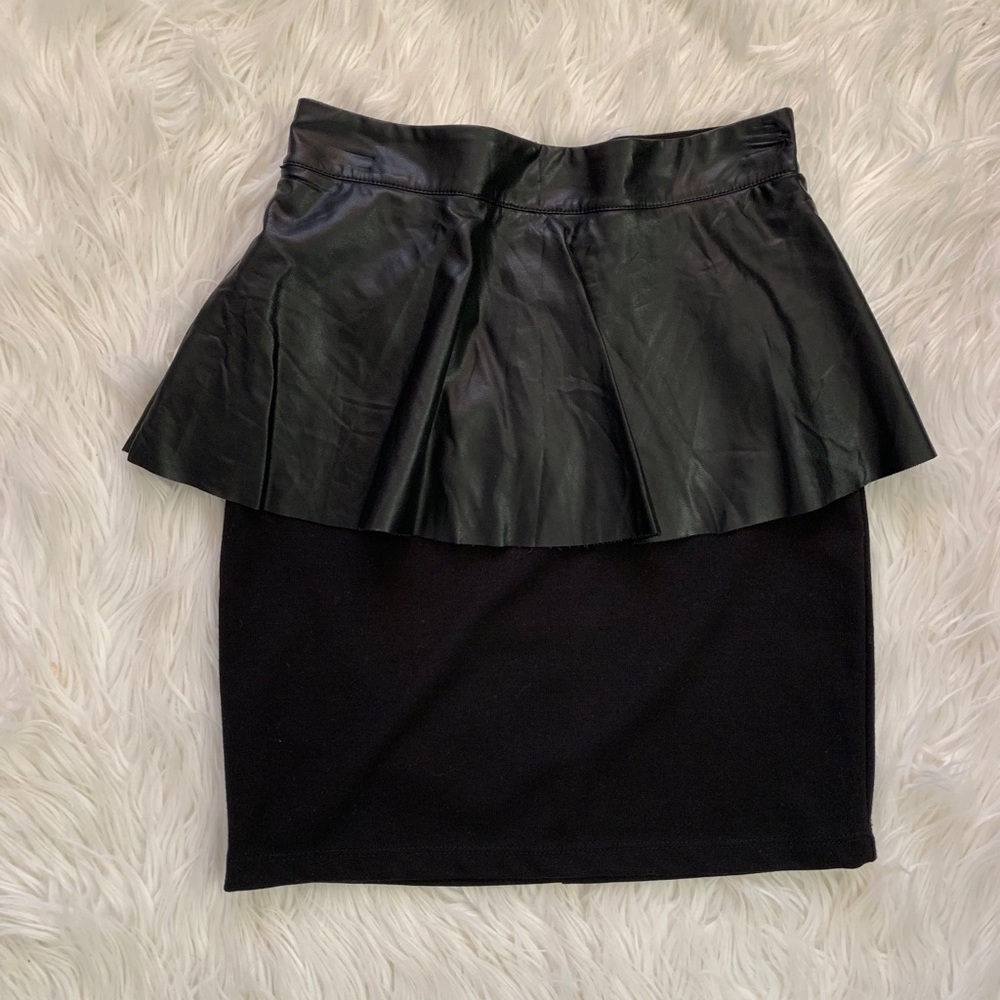 Black mini pendulum skirt.
